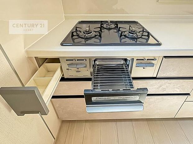 コンロは三口あるのでお料理の同時進行ができます。もちろんグリル付きです。調理スペースも広々している為作業がしやすい!使い勝手が良いシステムキッチンです!【同仕様写真】/【現地販売会開催中】