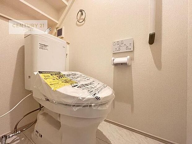 1・2階にトイレがございます!朝の忙しい時間帯も待たずにすみそうですね。白を基調とした清潔感のあるトイレでお手入れがしやすいです!【同仕様写真】/【現地販売会開催中】