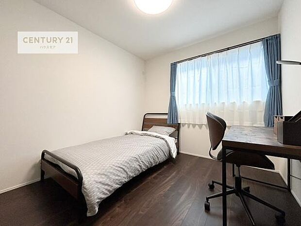 明るく風通しの良い居室です。「シンプル」にデザインされた室内。自由度が高いので家具やレイアウトでお好みの空間を創り上げられます。是非一度、現地にてご確認ください。(同仕様)