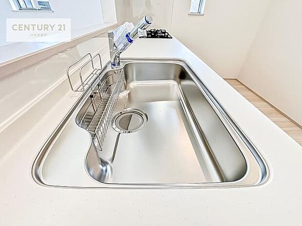 大人気の対面式システムキッチンを採用しています!ご家族のコミュニケーションが自然と増える設計です。お子様にも目が届くので嬉しいですね。収納力もあります!(同仕様)