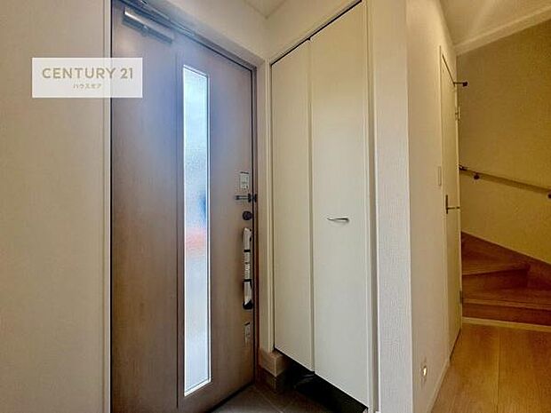 シューズボックス付きなので、玄関が片付きお掃除がしやすいです！スッキリした玄関で戸を開けた瞬間、清潔感のある心地いい空間が出迎えてくれます。