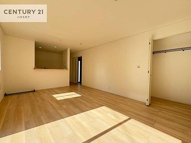 心地良いリビングは家族が自然と集まります。家族団欒の時間が増えそうです。ご家族と、より一層充実した時間を過ごせそうですね。明るく開放的な空間です。