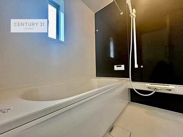 1日の疲れをしっかりと癒してくれる浴室です。おうちの素敵なリラクゼーション場所ですね。