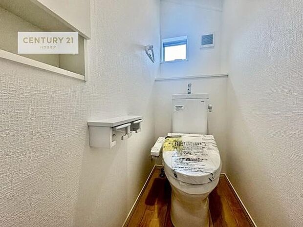 温水洗浄便座につき、冬場は便座が暖かくできるので冷たい便座に座らずに済む嬉しい仕様です！シンプルなカラーを基調としているので、お手入れがしやすいです。