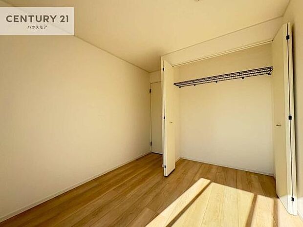 各洋室にはクローゼットを完備しており、収納スペースも充実。衣類や日用品、季節物の収納に便利で、いつでもすっきりと片付いたお部屋を保てます。