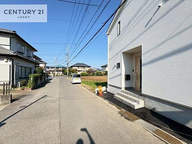 前面道路5.48ｍ！陽当り良好な立地です。車庫入れが苦手な方も安心ですね。