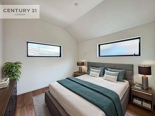 家具はCGパースです。優しい光が差し込む洋室は、朝の目覚めも気持ちが良さそうですね。おうち時間もゆったりと過ごすことができます。優しい色合いのフローリングがどんな家具にもマッチします！