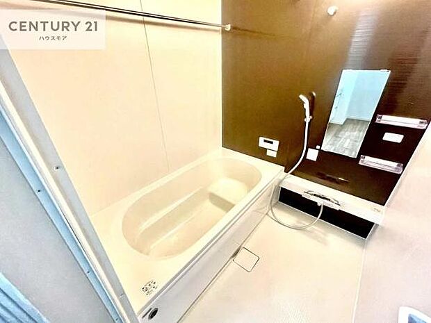 1日の疲れをしっかりと癒してくれる浴室です。おうちの素敵なリラクゼーション場所ですね。