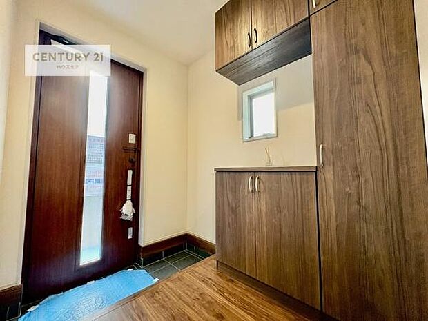 玄関収納が充実しているので、玄関周りがスッキリ片付き来客時に靴の置き場に困りません！