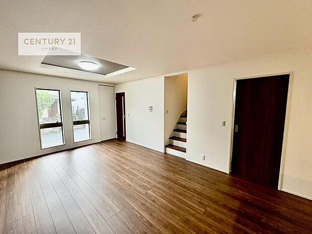 大きな窓からたっぷりの陽ざしが入る明るいリビング。開放感のあるリビングで日々の疲れも癒せます。