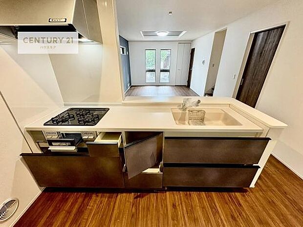 収納スペースが豊富で、調理スペースがスッキリと片付きひろ〜く活用できます！快適に作業ができます！毎日の料理が捗ります！