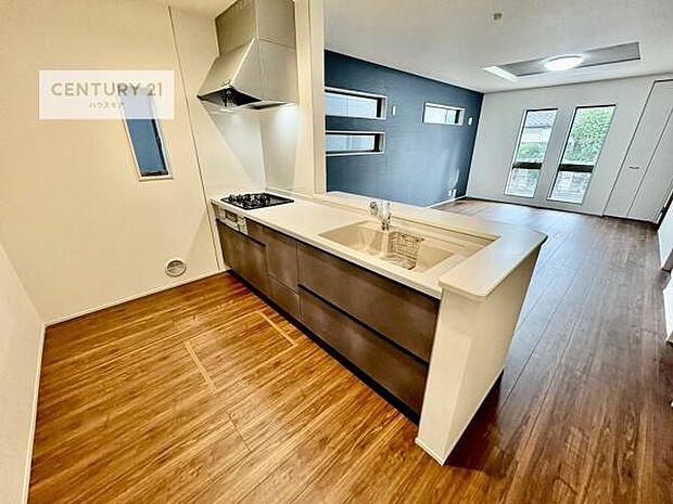 大人気の対面式システムキッチンを採用しています！ご家族のコミュニケーションが自然と増える設計です。お子様にも目が届くので嬉しいですね。広々使えて快適に作業が進みます！