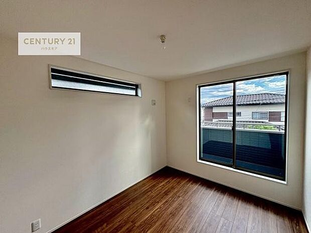 バルコニーに面した洋室。優しい光が差し込む洋室は、朝の目覚めも気持ちが良さそうですね。おうち時間もゆったりと過ごすことができます。