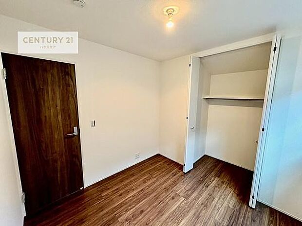 掃き出し窓がないお部屋は、お子様のお部屋としても安心です！収納スペースも充実しているので散らかったお部屋をサッと片付けられます！