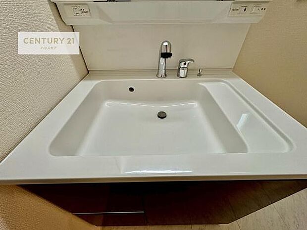 深い洗面台ボウルは、水が跳ねにくいのでお手入れが楽々！清潔感が保てます！キレイな洗面所で自分磨きのモチベーションが上がりますね！