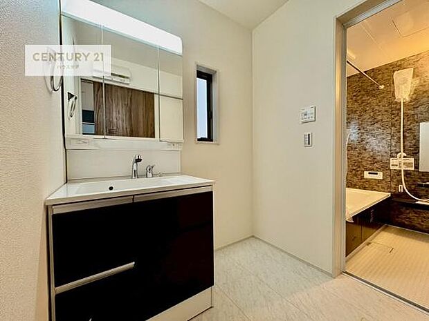 三面鏡仕様の洗面所は、身だしなみがしやすい造り！裏は収納になっています。ドライヤーやお化粧道具を片付けられるので洗面台周りをスッキリと見せることが出来ます！