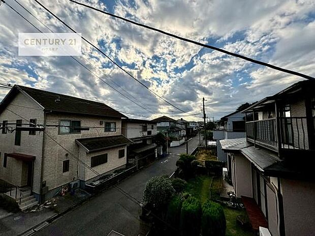 落ち着きある住宅街です！周囲には高い建物がなく、空が広く開放感があり、陽当たりを大きく遮られることもありません！気持ちの良い風が通り抜ける街並みです！