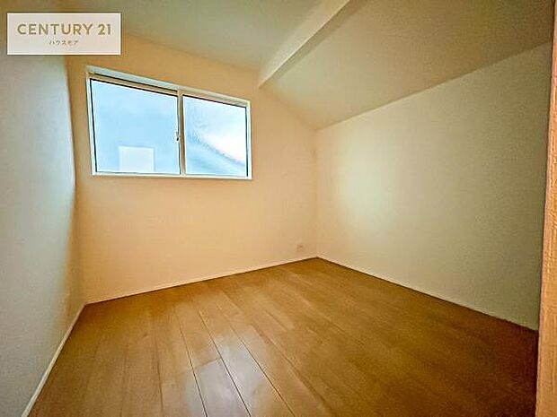 優しい光が差し込む洋室は、朝の目覚めも気持ちが良さそうですね。おうち時間もゆったりと過ごすことができます。