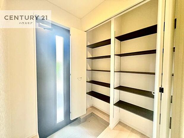 シューズボックス付きなので、玄関が片付きお掃除がしやすいです！スッキリした玄関で戸を開けた瞬間、清潔感のある心地いい空間が出迎えてくれます。