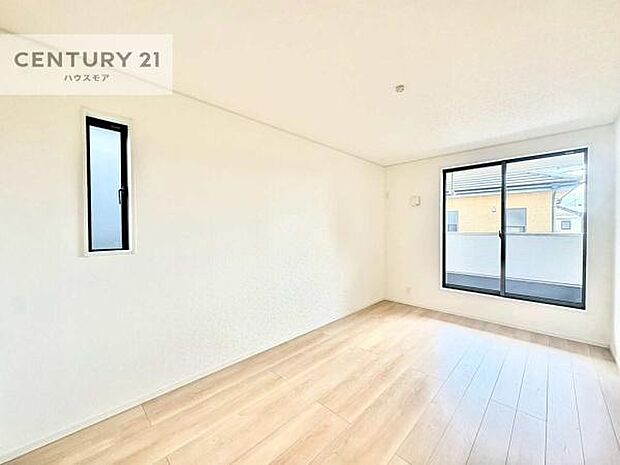 バルコニーに面した洋室。優しい光が差し込む洋室は、朝の目覚めも気持ちが良さそうですね。おうち時間もゆったりと過ごすことができます。