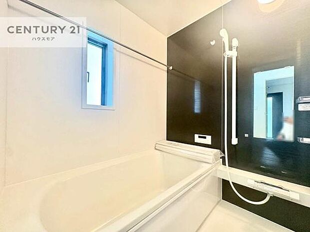 落ち着きある大人の雰囲気のバスルームは、味が出ていてバスタイムが充実！お仕事頑張っているご褒美にお好みの匂いの入浴剤を入れて、楽しんでみてはいかがでしょうか？