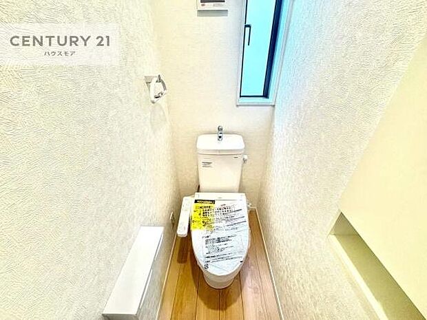 1・2階にトイレがございます！朝の忙しい時間帯も待たずにすみそうですね。白を基調とした清潔感のあるトイレでお手入れがしやすいです！