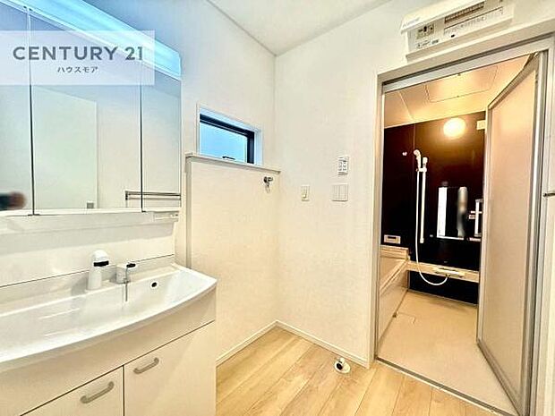 小窓付きの明るい洗面室です！湿気もすぐに入れ替えができて清潔に保つことができます！自然光が差し込むのでお化粧の仕上がりも良くなりますね！