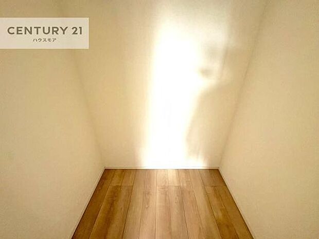 ウォークインクローゼット付きです。たくさんのお洋服などを収納しておけそうですね！他にも扇風機や加湿器など季節物の大きな家電も収納できます。