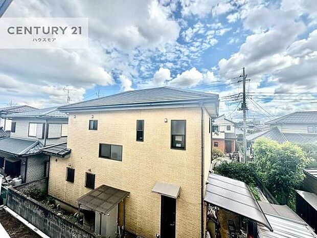 晴れた日には青い空を見渡せる開放的な時間を楽しめます。気持ちの良い風が通り抜ける街並みです！