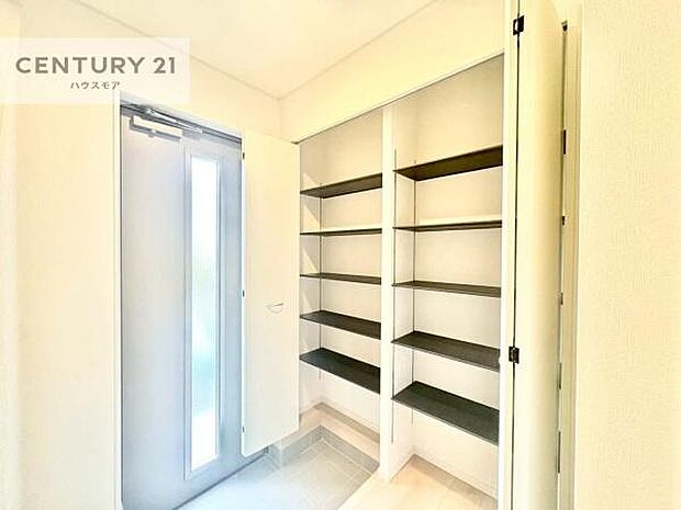 シューズボックス付きなので、玄関が片付きお掃除がしやすいです！スッキリした玄関で戸を開けた瞬間、清潔感のある心地いい空間が出迎えてくれます。