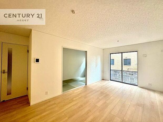 大きな窓からたっぷりの陽ざしが入る明るいリビング。開放感のあるリビングで家族団らんのくつろぎの時間を過ごせます。