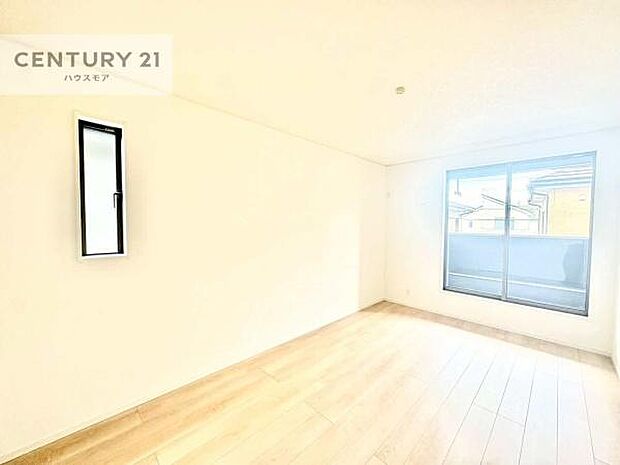 バルコニーに面した洋室。優しい光が差し込む洋室は、朝の目覚めも気持ちが良さそうですね。おうち時間もゆったりと過ごすことができます。