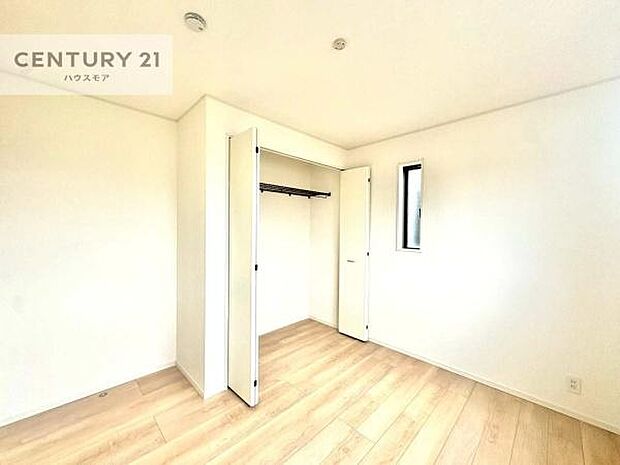 掃き出し窓がないお部屋は、お子様のお部屋としても安心です！収納スペースも充実しているので散らかったお部屋をサッと片付けられます！