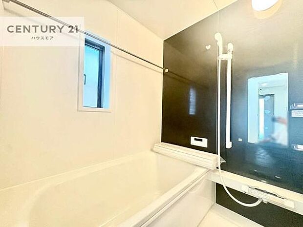 落ち着きある大人の雰囲気のバスルームは、味が出ていてバスタイムが充実！お仕事頑張っているご褒美にお好みの匂いの入浴剤を入れて、楽しんでみてはいかがでしょうか？