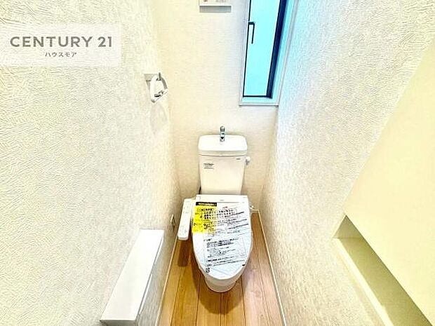 1・2階にトイレがございます！朝の忙しい時間帯も待たずにすみそうですね。白を基調とした清潔感のあるトイレでお手入れがしやすいです！