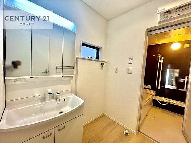 小窓付きの明るい洗面室です！湿気もすぐに入れ替えができて清潔に保つことができます！自然光が差し込むのでお化粧の仕上がりも良くなりますね！