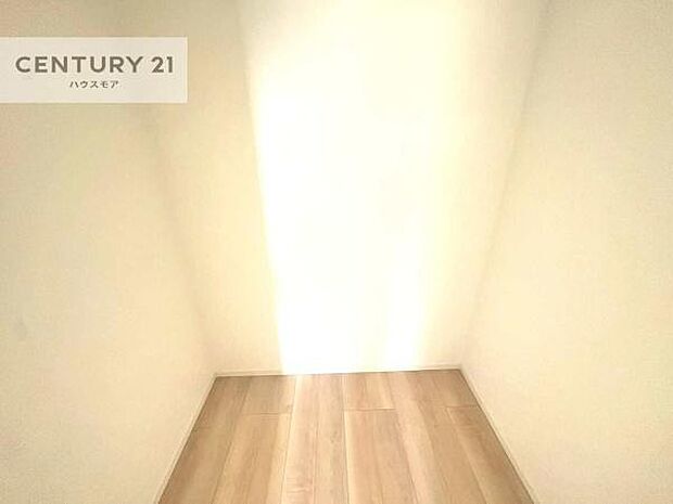 ウォークインクローゼット付きです。たくさんのお洋服などを収納しておけそうですね！他にも扇風機や加湿器など季節物の大きな家電も収納できます。