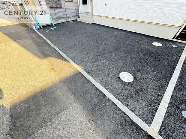 駐車スペースは2台分あります！セカンドカーはもちろん、バイクや自転車なども置き場所に困りません。