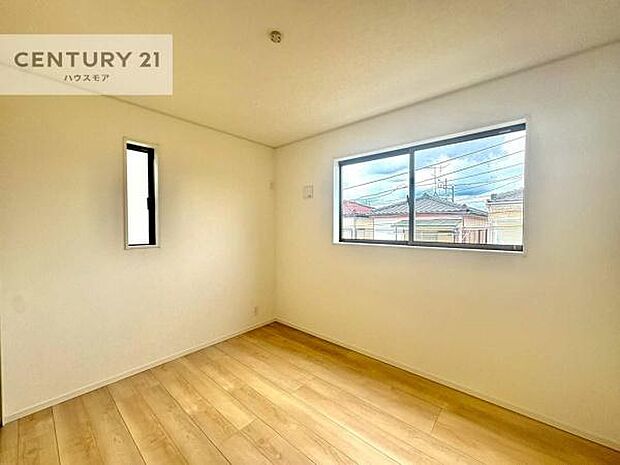 2面採光を確保した明るい室内は、風通しも良く、明るく大変居心地の良い空間となっております。リラックスして過ごせる心地の良いお部屋です！朝の目覚めがスッキリしますね！