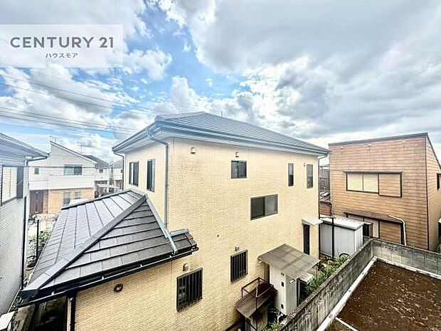 晴れた日には青い空を見渡せる開放的な時間を楽しめます。気持ちの良い風が通り抜ける街並みです！