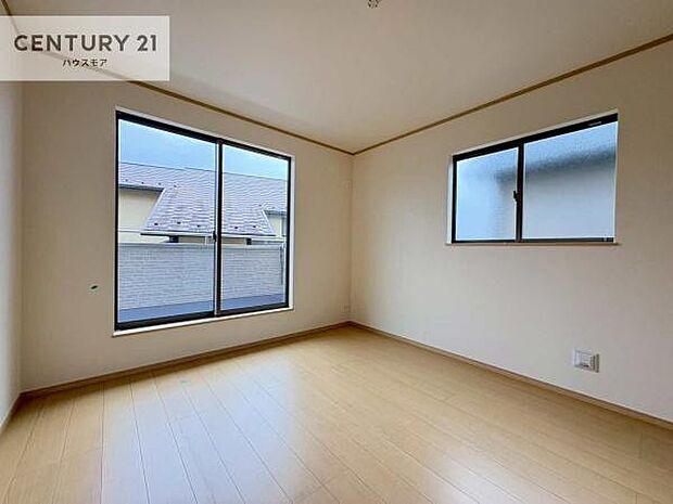 バルコニーに面している洋室です。明るく温もりがあり、換気もしっかりできます！朝起きて、外に出て背伸びをしつつ深呼吸をし良い朝を迎え入れることが出来そうですね！