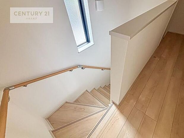 階段は明るく手摺りもついています。お子様やご年配の方も安心してご利用頂けますね!(同仕様)