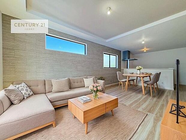 家具はCGパースです。心地良いリビングは家族が自然と集まります。家族団欒の時間が増えそうです。ご家族と、より一層充実した時間を過ごせそうですね。明るく開放的な空間です。