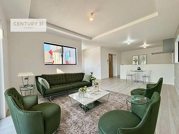 家具はCGパースです。開放感のある広々LDK!ソファーやダイニングテーブルを置いても窮屈にならないので快適に過ごせます!コミュニケーションが取りやすいリビングです!