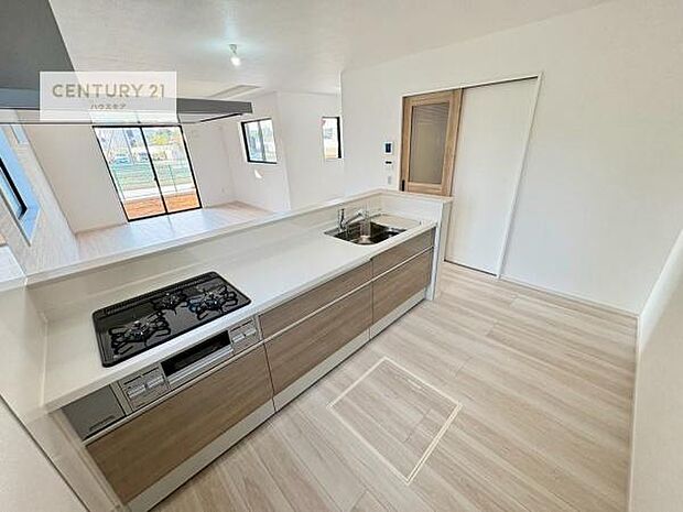 大人気の対面式システムキッチンを採用しています!ご家族のコミュニケーションが自然と増える設計です。お子様にも目が届くので嬉しいですね。収納力もあります!