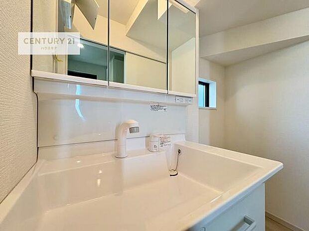 深い洗面台ボウルは、水が跳ねにくいのでお手入れが楽々!清潔感が保てます!キレイな洗面所で自分磨きのモチベーションが上がりますね!