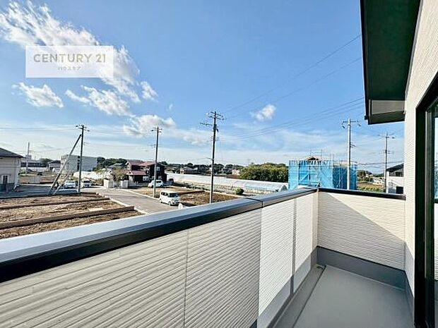 落ち着きある住宅街、周囲には高い建物がなく、緑が多く空が広く開放感があり、陽当りを大きく遮られることもありません。気持ちの良い風が通り抜ける街並みです。