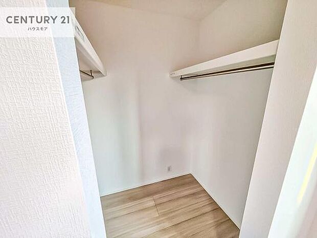 ウォークインクローゼット付きです。たくさんのお洋服などを収納しておけそうですね！他にも扇風機や加湿器など季節物の大きな家電も収納できます。