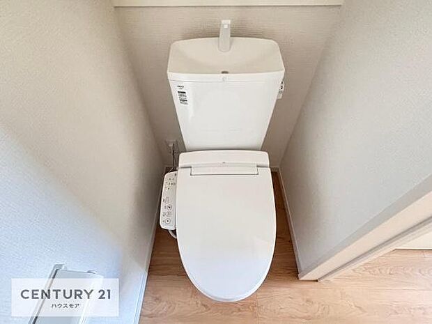 1・2階にトイレがございます！朝の忙しい時間帯も待たずにすみそうですね。白を基調とした清潔感のあるトイレでお手入れがしやすいです！（同仕様）