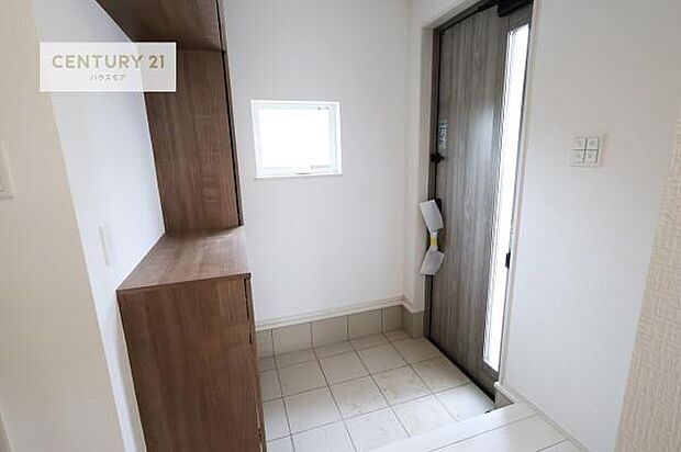 シューズボックス付きなので、玄関が片付きお掃除がしやすいです!スッキリした玄関で戸を開けた瞬間、清潔感のある心地いい空間が出迎えてくれます。